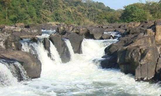 Perunthenaruvi Falls